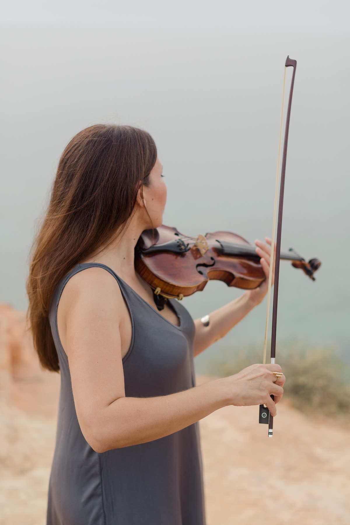 Una violinista con il violino in spalla, pronta a suonare